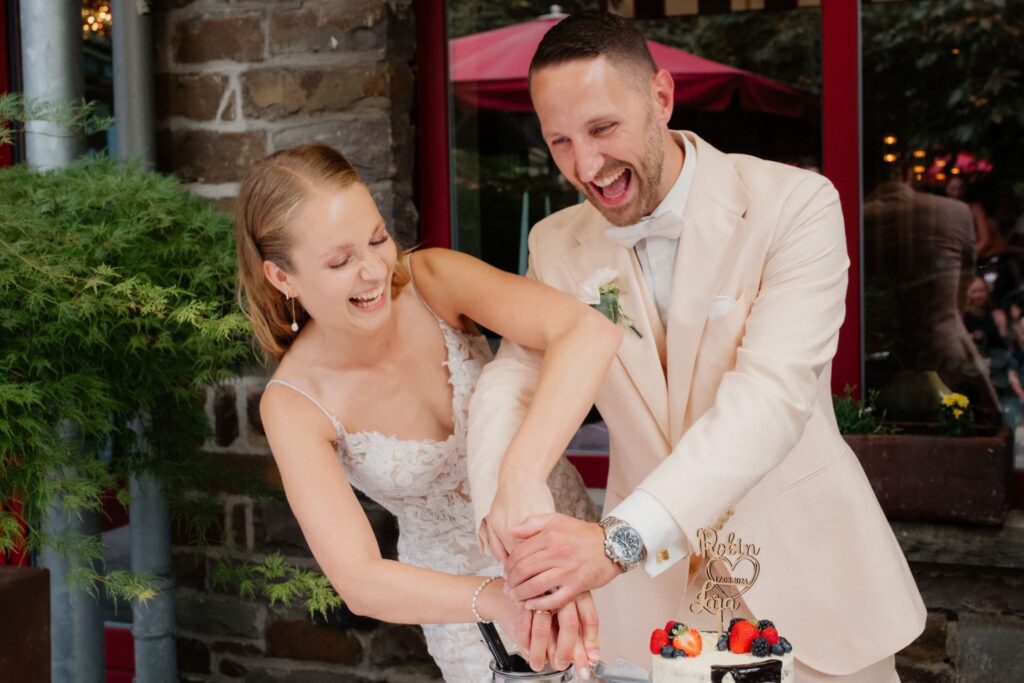 Hochzeitspaar schneidet die Torte an